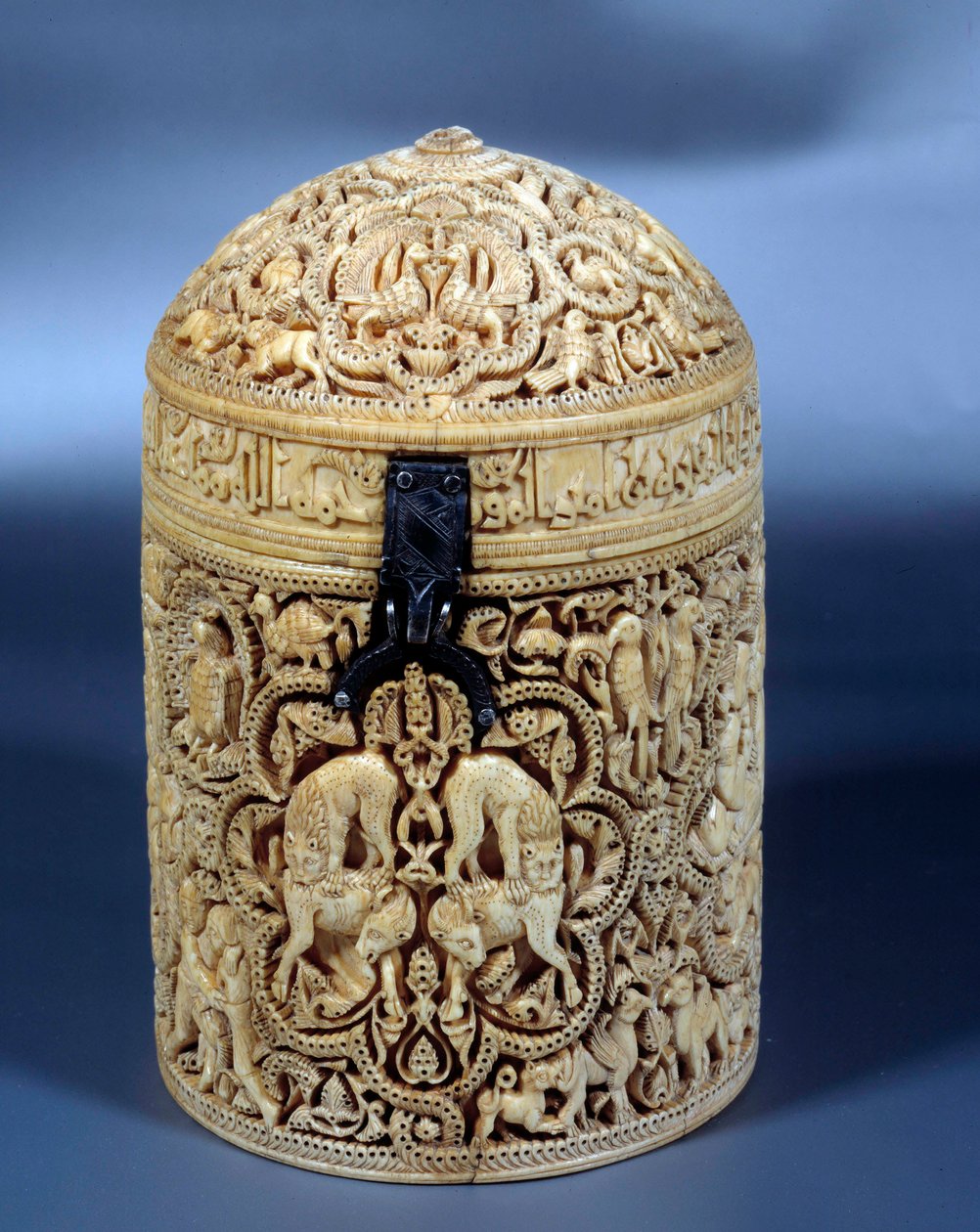Pyxis (Schachtel) von Al-Mughira aus Elfenbein aus Córdoba, bestimmt für den Emir, 968. Paris, Louvre von Islamic School