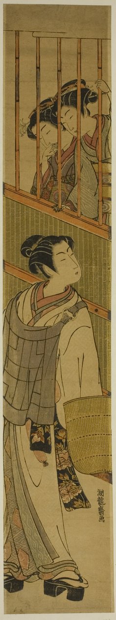 Zwei junge Frauen schauen auf einen jungen Mann, der als Komuso verkleidet ist von Isoda Koryusai
