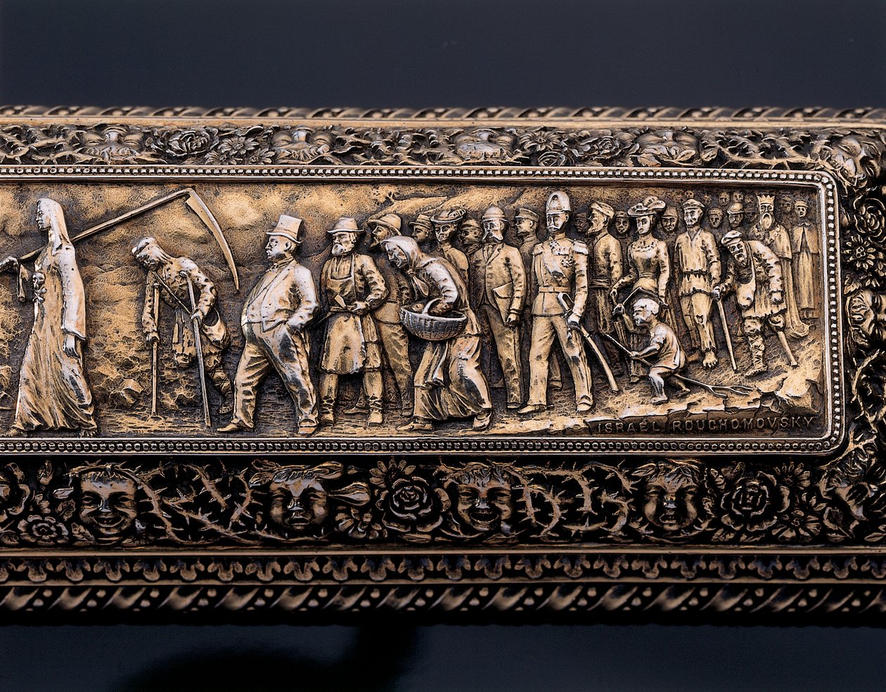 Detail eines Miniaturmenschenskeletts und Sarkophags von Israel Rouchomovsky