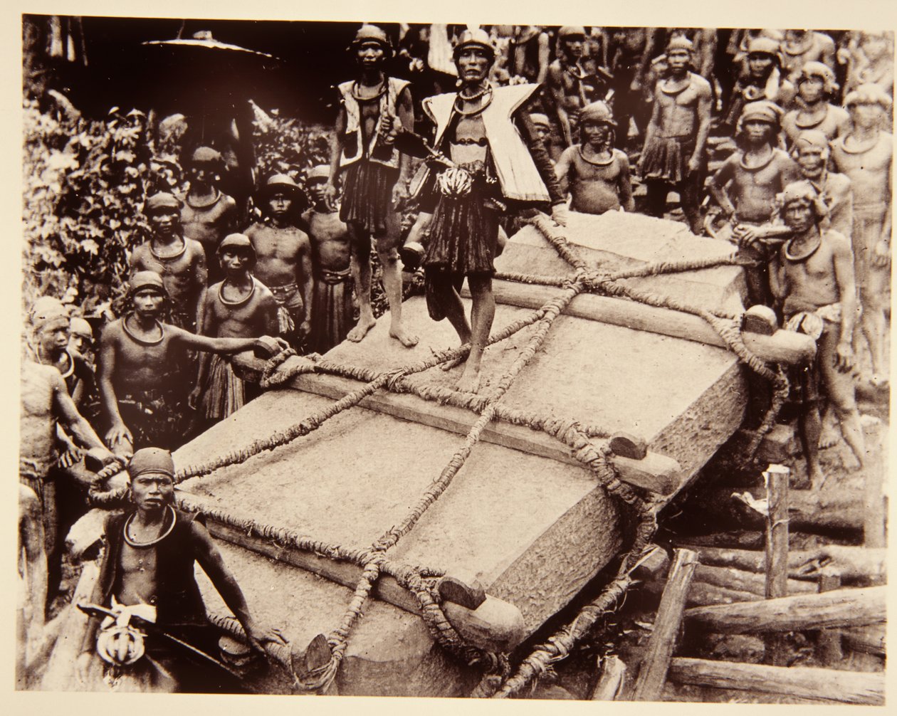 Nias-Leute transportieren einen Megalithen, ca. 1920 von Italian Photographer