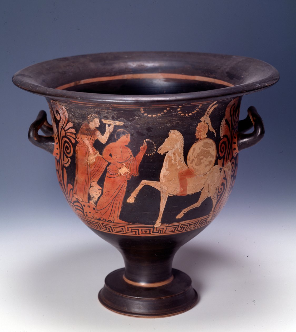 Krater aus Cumae, der eine Opferszene darstellt (Terrakotta, 320-310 v. Chr.) von Italian Peninsula