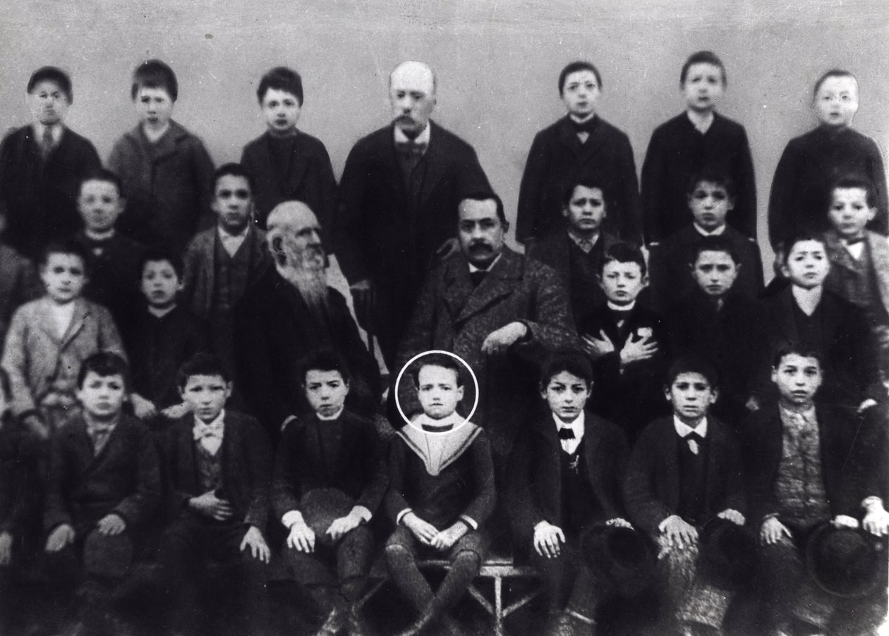 Benito Mussolini in der Grundschule - Ein Porträt von Benito Mussolini mit Klassenkameraden und einem Lehrer von Italian Photographer