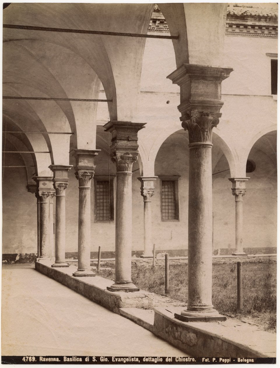 Kreuzgang in der Kirche St. Johannes Evangelist, Ravenna, Emilia-Romagna, Italien, Fotografie von Pietro Poppi, Bologna, ca. 1900 von Italian Photographer