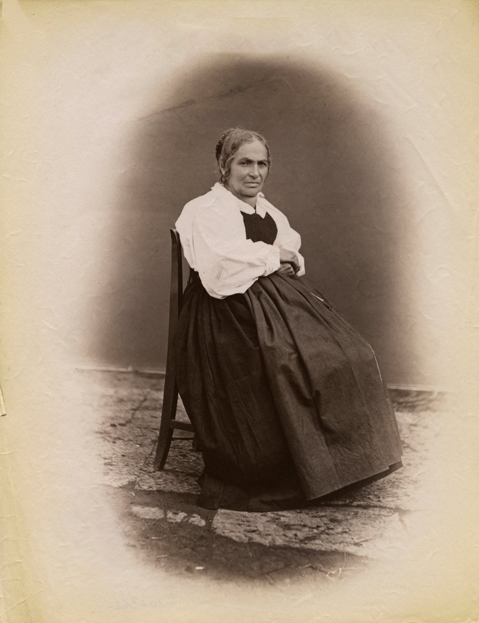 Ältere Frau auf einem Stuhl sitzend, Parre, Lombardei, Italien, Fotografie von Premiata Fotografia Taramelli, Bergamo von Italian Photographer
