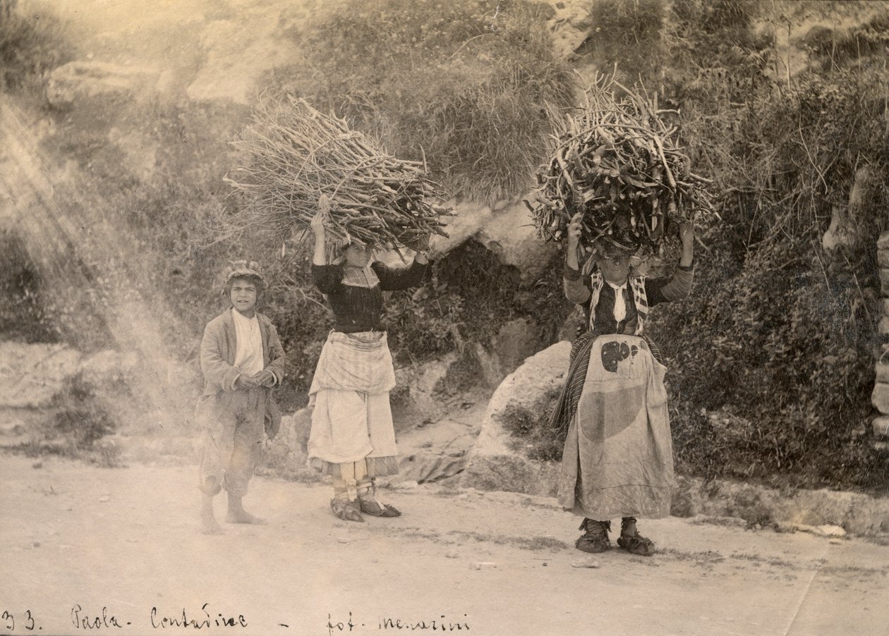 Bauern tragen Holzstapel auf ihren Köpfen, Paola, Kalabrien, Fotografie von Leopoldo Menarini, ca. 1910 von Italian Photographer