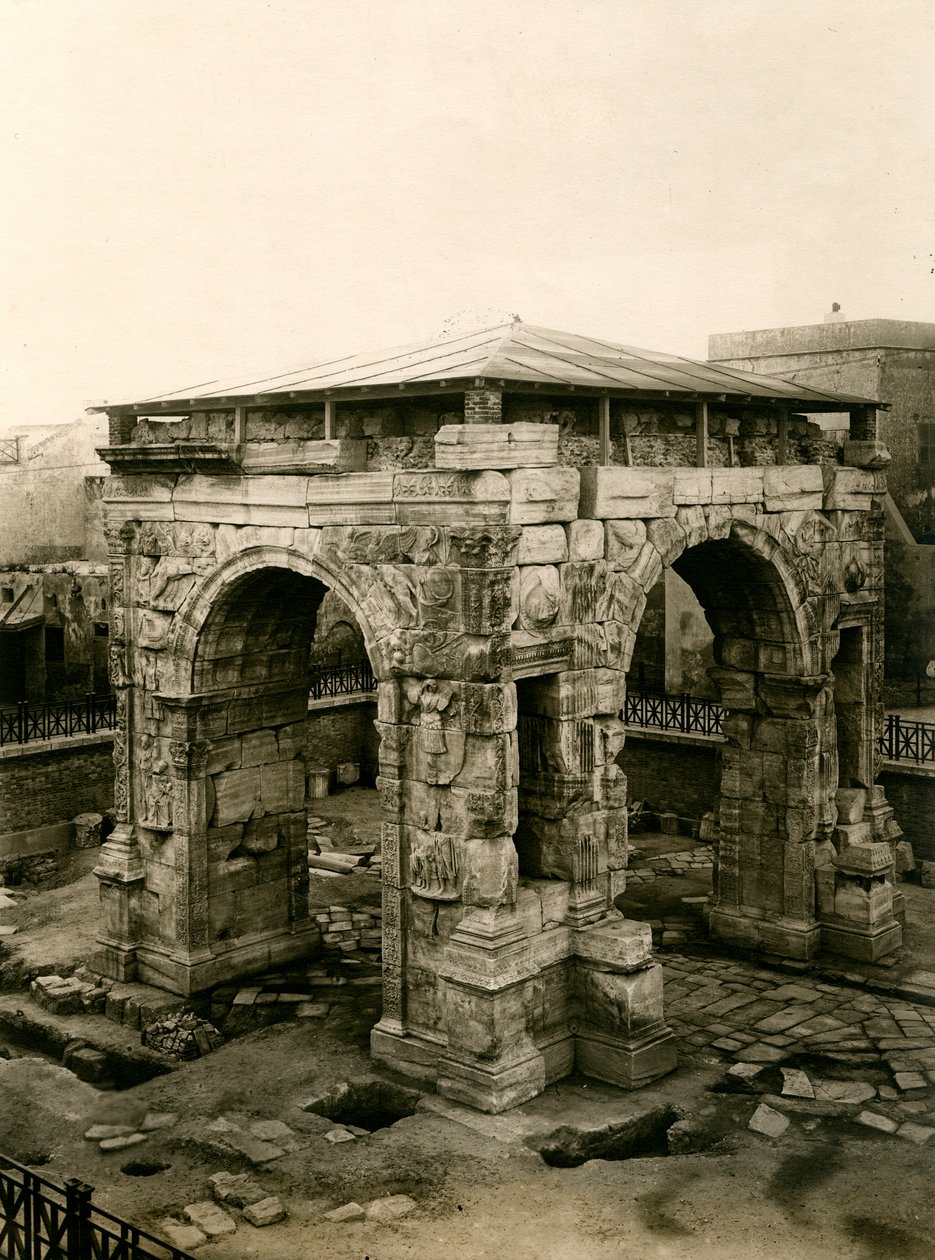 Triumphbogen des Marcus Aurelius nach den Restaurierungen, Tripolis, Libyen von Italian Photographer