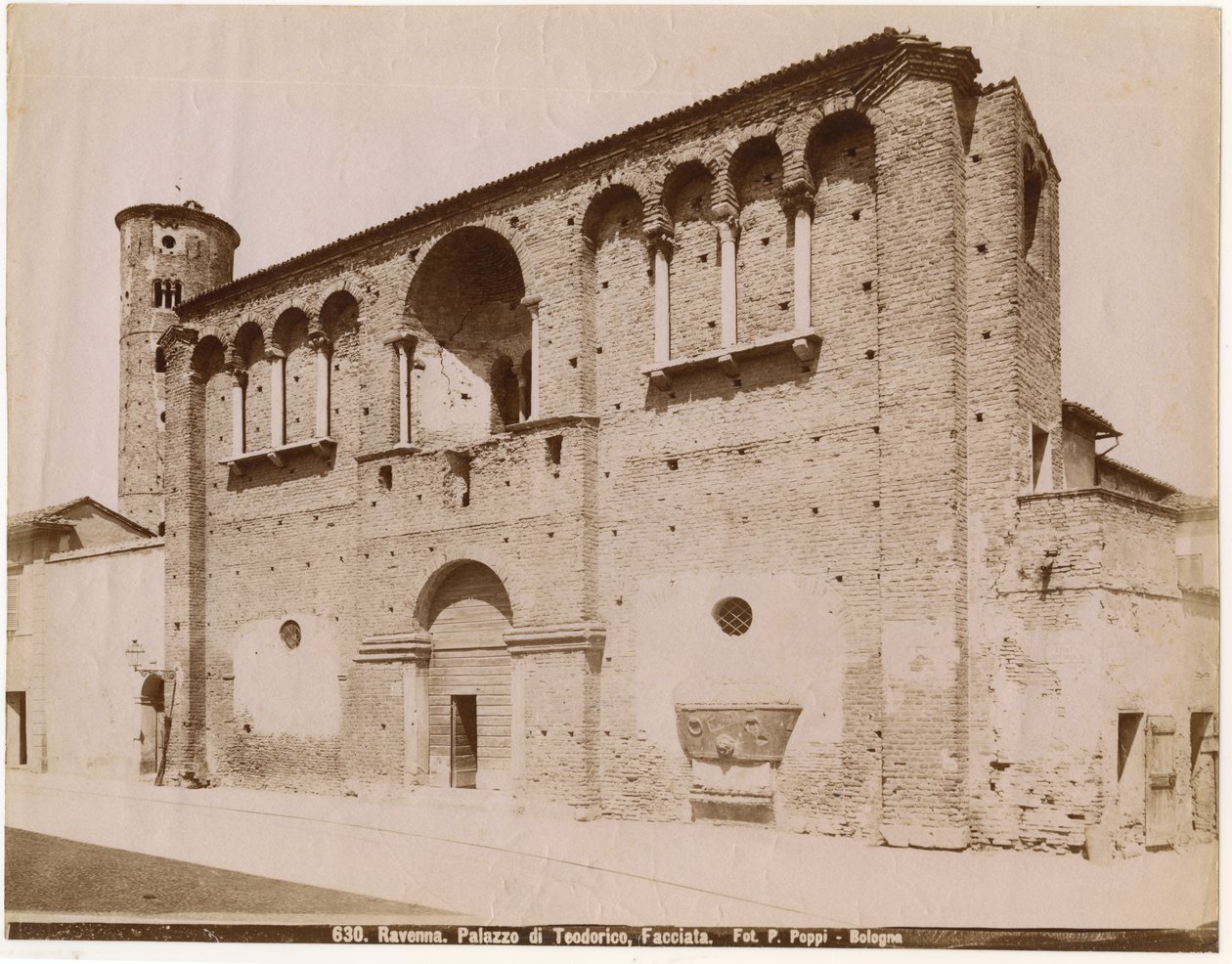 Palast von Theoderich, Ravenna, Emilia-Romagna, Italien, Fotografie von Pietro Poppi, Bologna, ca. 1900 von Italian Photographer