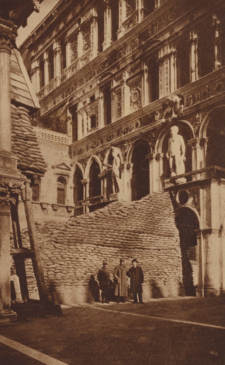 Scala dei Giganti im Dogenpalast, Venedig, geschützt durch Sandsäcke, Erster Weltkrieg von Italian Photographer