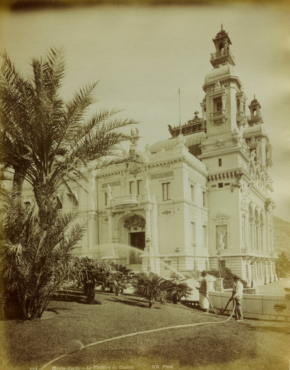 Das an das Casino in Montecarlo angrenzende Theater. Im Vordergrund eine Ansicht des mit Palmen geschmückten Gartens von Italian Photographer