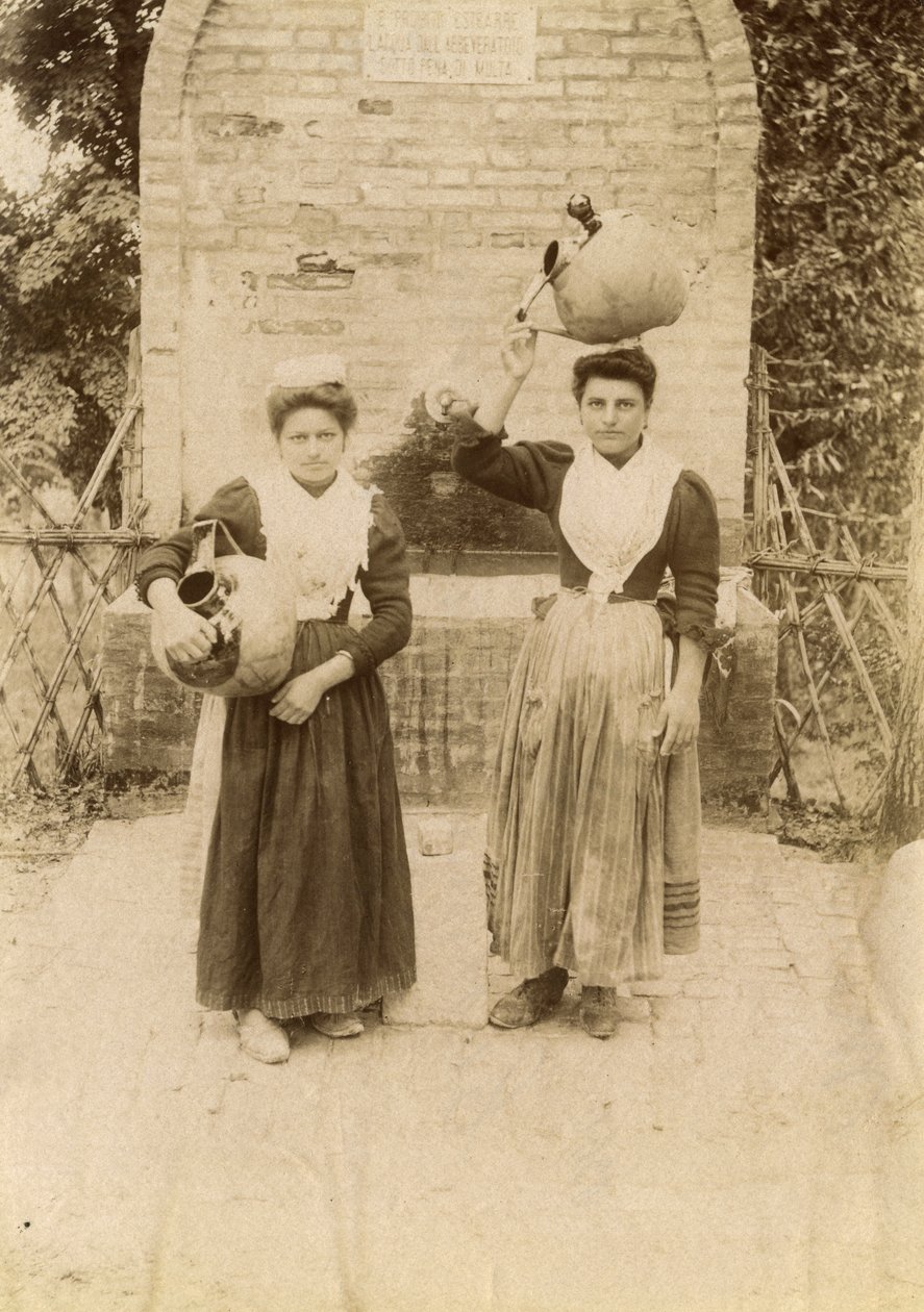 Zwei junge Frauen in traditioneller Kleidung mit Terrakottagefäßen am Brunnen, Marken, Italien, ca. 1910 von Italian Photographer