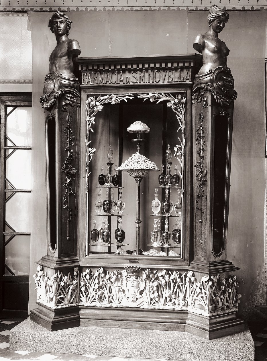 Vitrine, Officina Profumo, Farmaceutica di Santa Maria Novella, Florenz, Italien von Italian Photographer