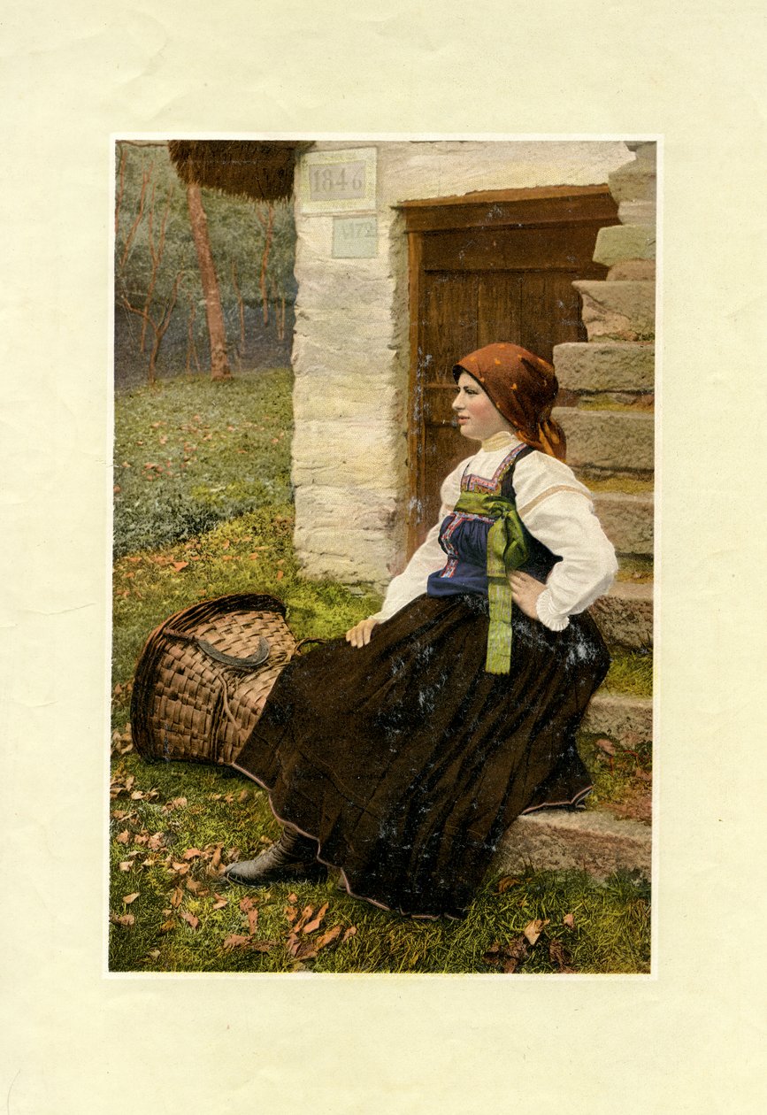 Frau in traditioneller Tracht mit großem Korb neben ihr, Sabbia, Piemont, Fotografie von V M von Italian Photographer
