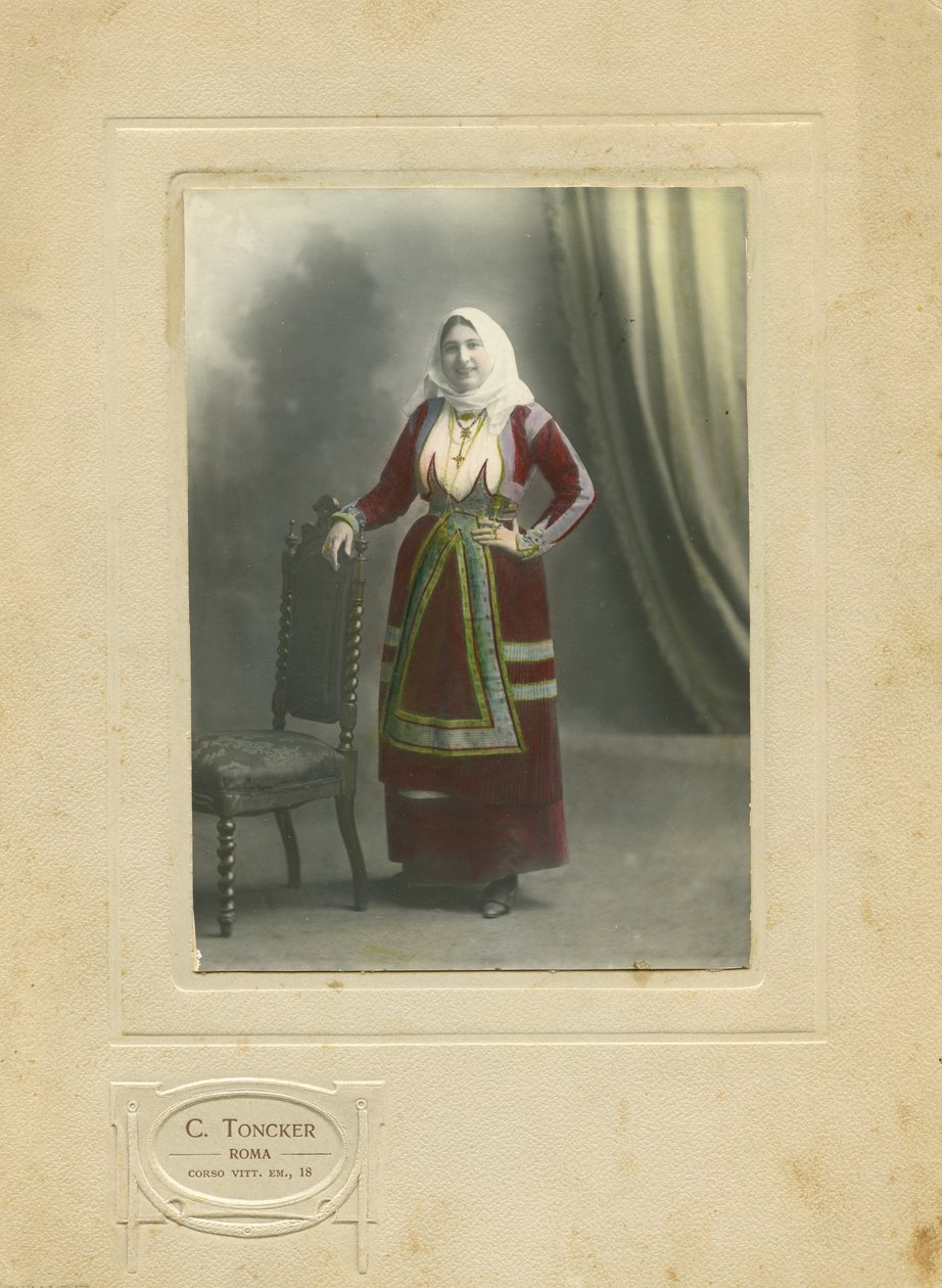Frau in traditioneller Kleidung, Sardinien, Italien, Fotografie von Camillo Toncker, Rom, ca. 1910 von Italian Photographer