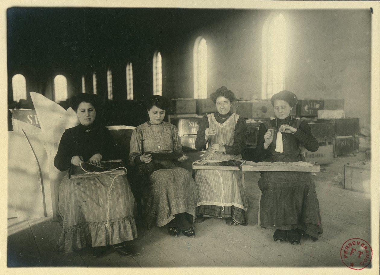 Frauen arbeiten in einer Passementerie-Werkstatt, Italien, Fotografie von F. Trembini von Italian Photographer