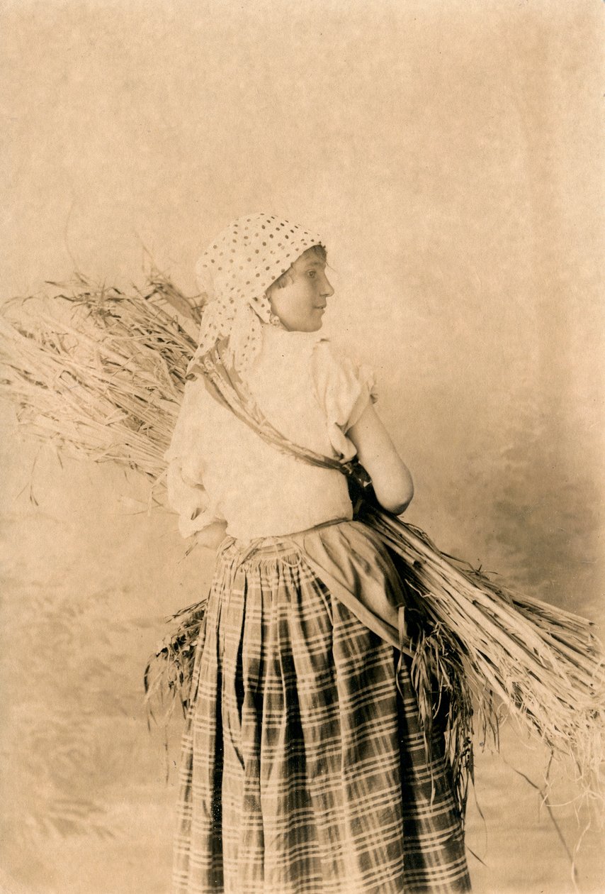Junge Bäuerin in traditioneller Kleidung, Lucera, Apulien, Italien, Fotografie von R Manfredonia, Lucera, ca. 1900 von Italian Photographer