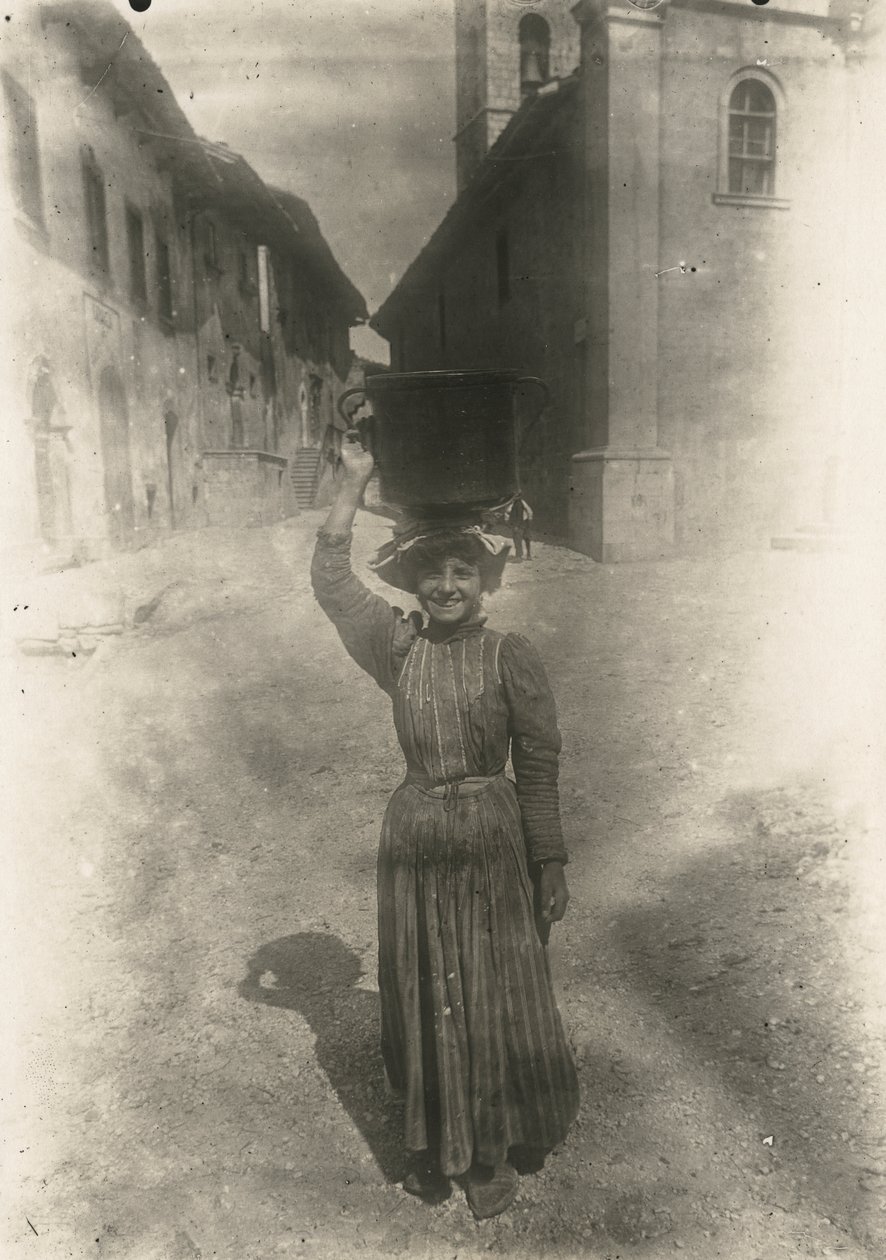 Junge Frau in traditioneller Kleidung, Roccaraso, Abruzzen, Italien, ca. 1905 von Italian Photographer