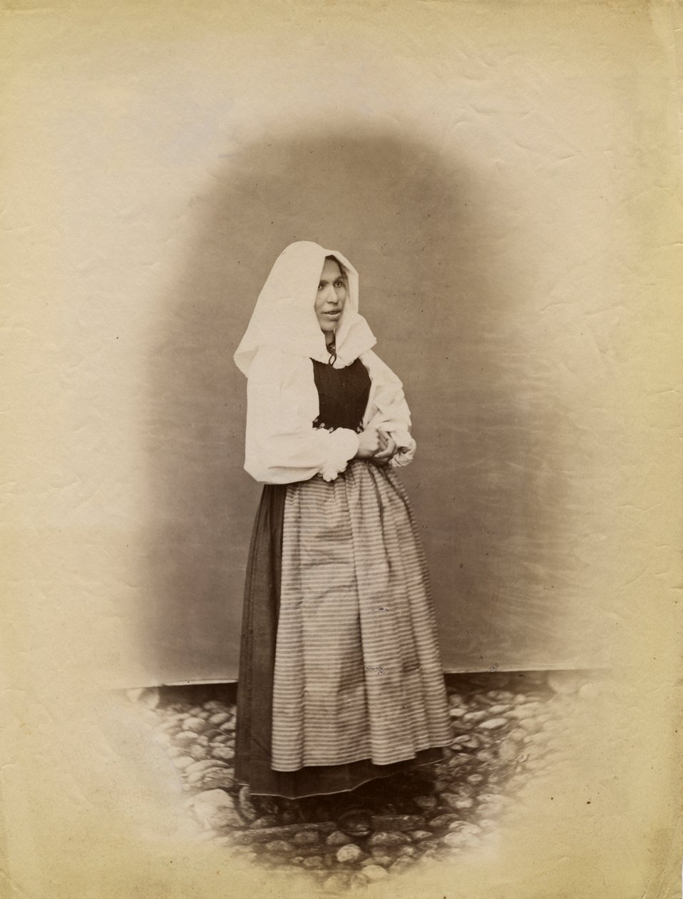 Junge Frau im Hochzeitskleid, Parre, Lombardei, Italien, Fotografie von Premiata Fotografia Taramelli von Italian Photographer