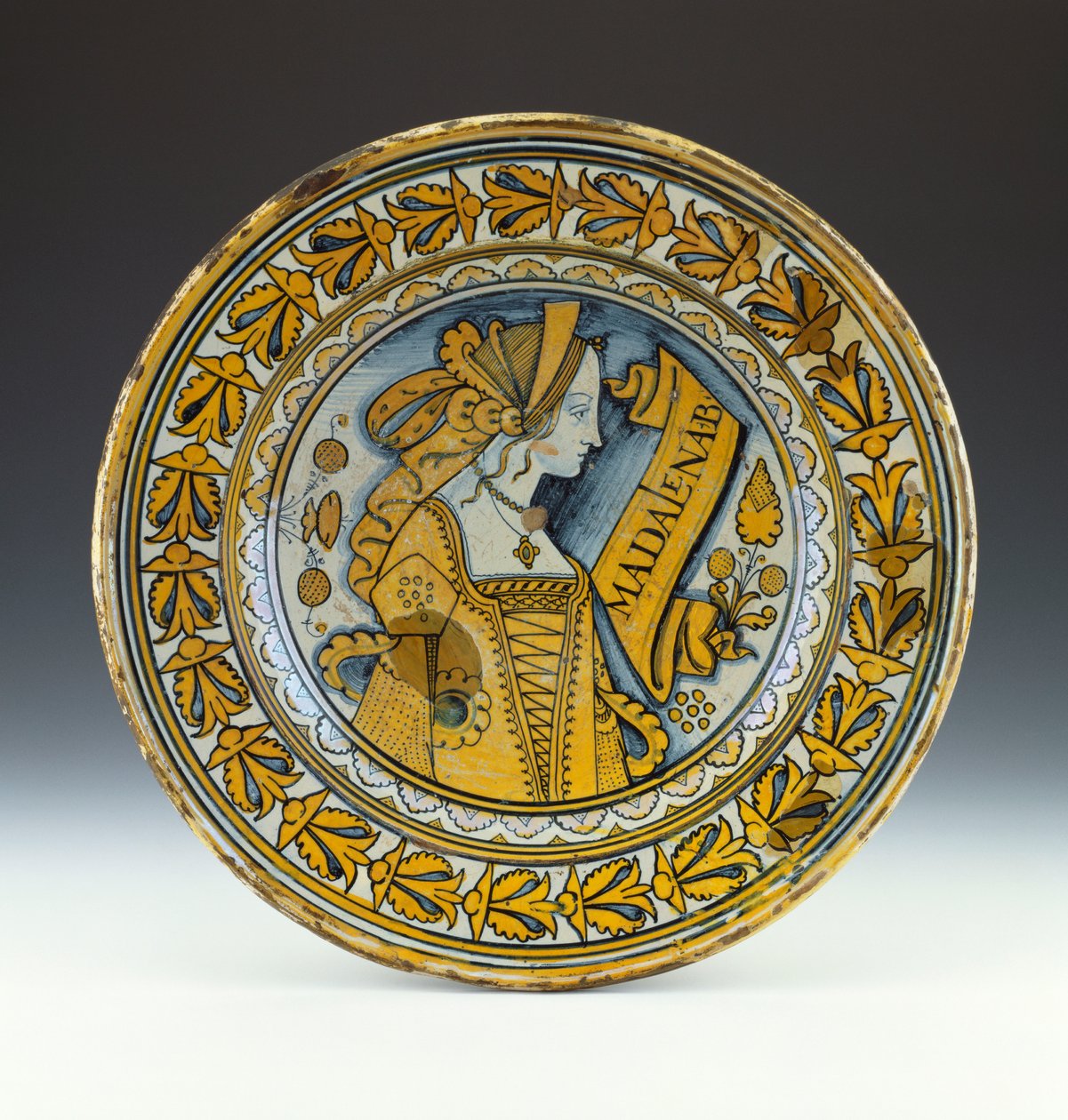 Eine Deruta-Porträtschale in Blau und Gold, die eine junge Frau im Profil darstellt und mit Madalena B beschriftet ist, ca. 1525 von Italian School