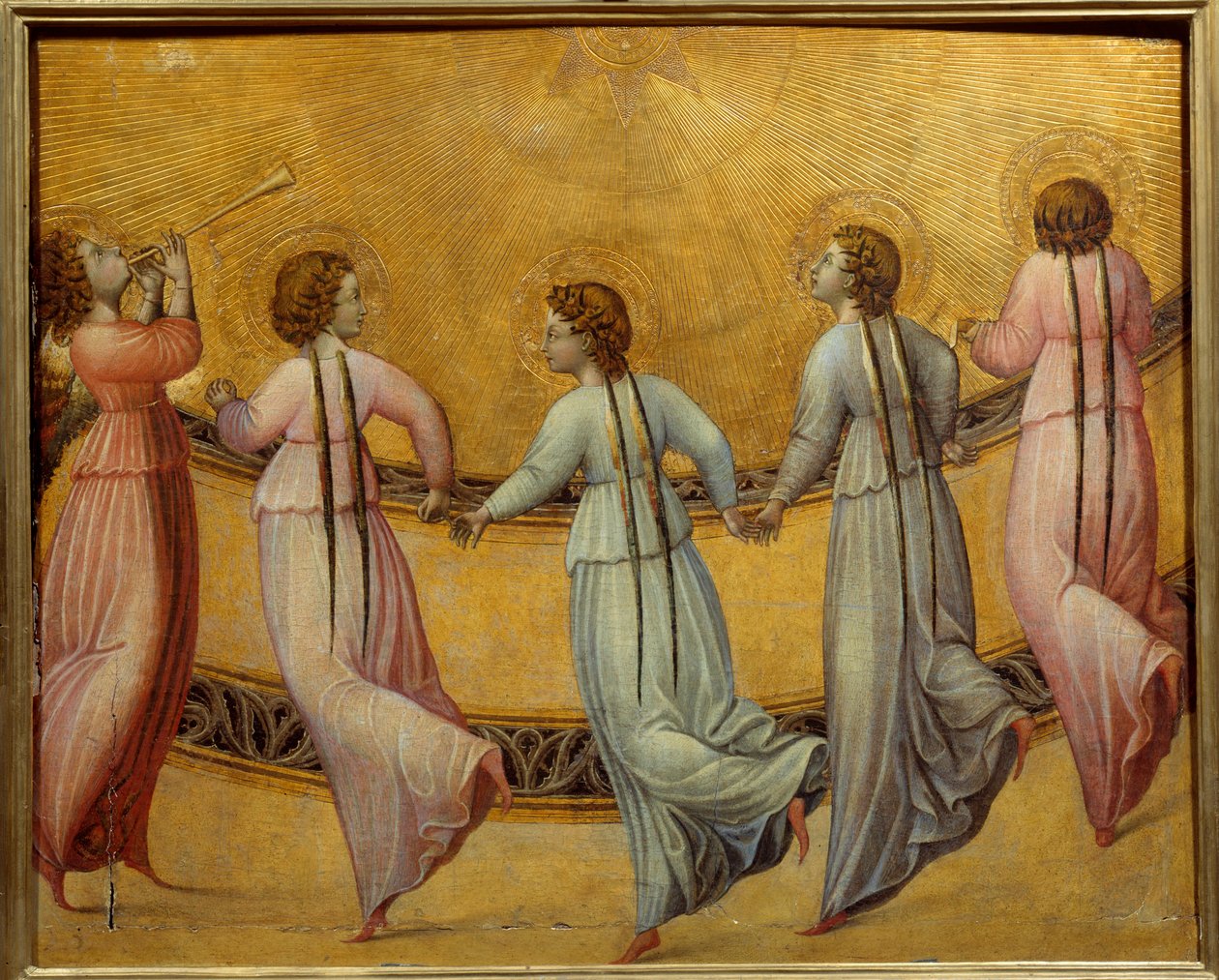 Engel tanzen vor der Sonne. Runde von Engeln auf goldenem Hintergrund, die sich an den Händen halten. Anonymes Gemälde der italienischen Schule von Italian School