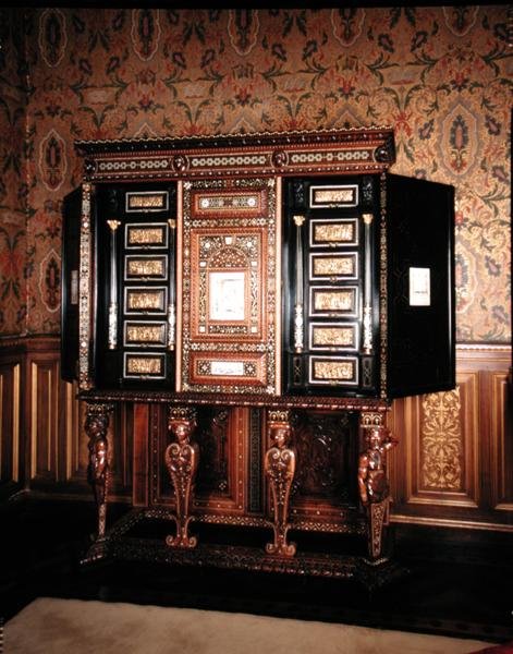 Schrank, der Maria Stuart (1542-87) und Franz II. (1544-60) als Hochzeitsgeschenk gegeben wurde von Italian School