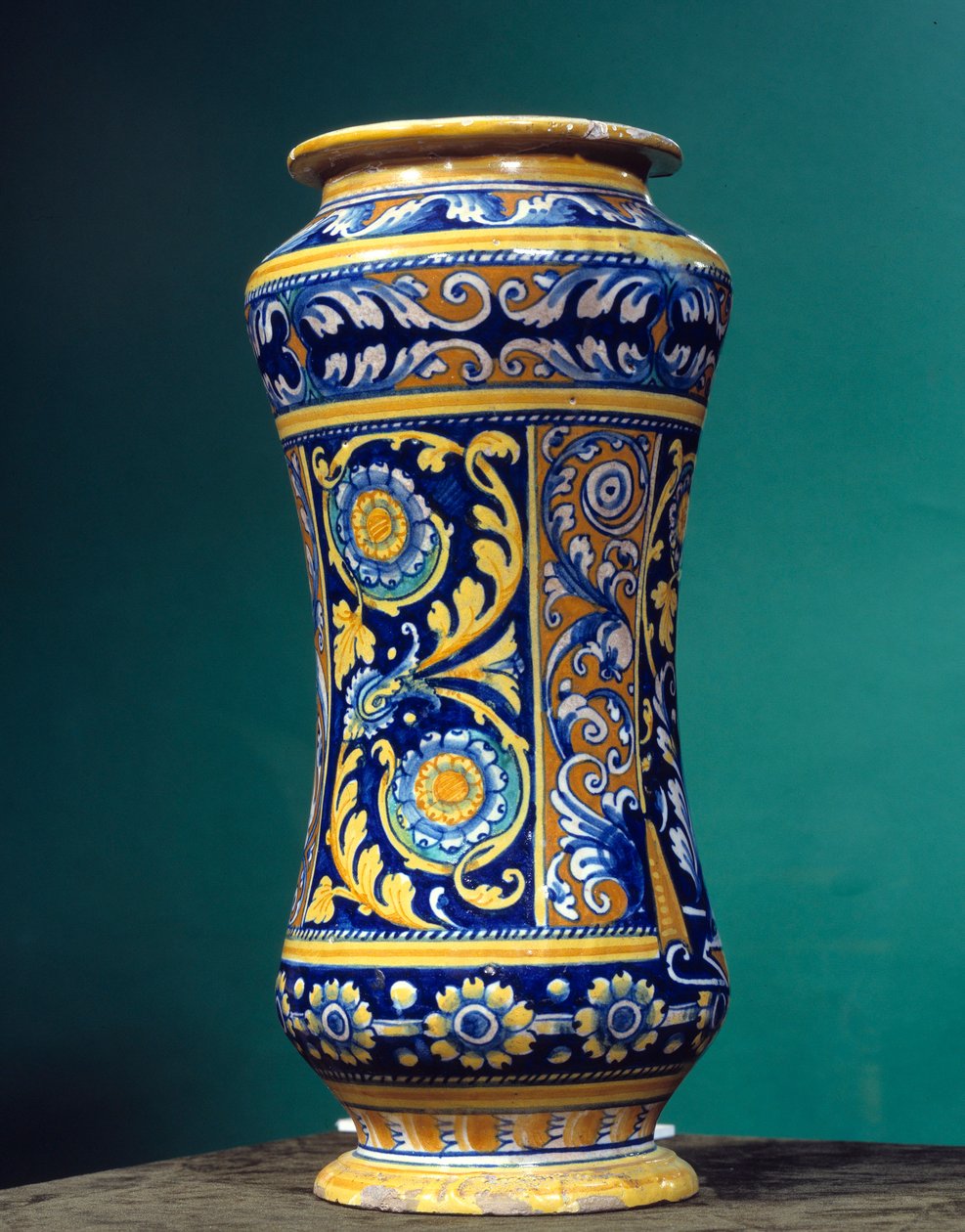 Zylindrische Vase Albarello (eine Apotheke) in Majolika mit abwechselnd blauen und orange-gelben Hintergründen von Italian School