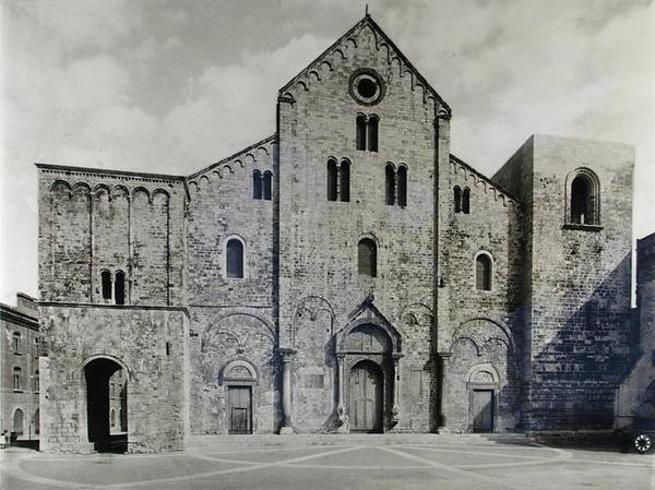 Fassade der Basilika, gegründet 1087 zur Aufnahme der Reliquien des Heiligen Nikolaus von Italian School