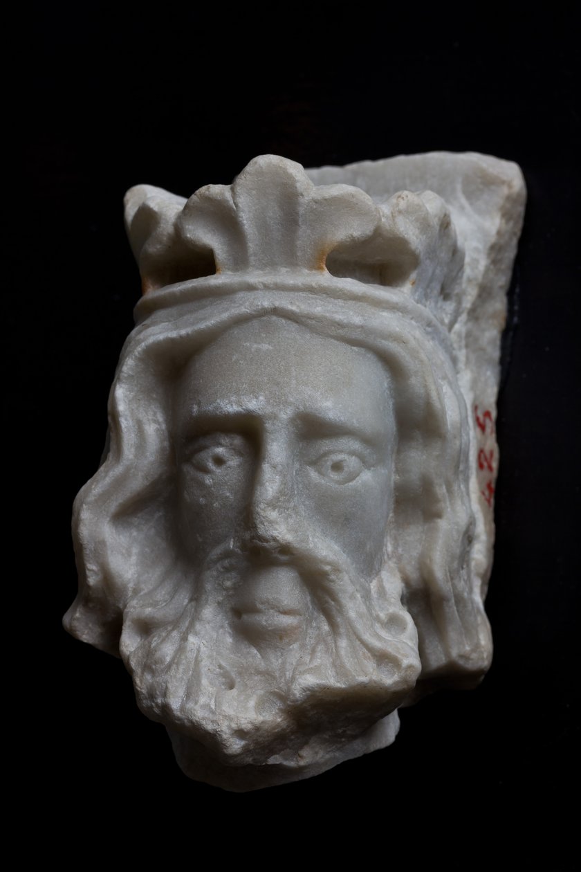 Genua, Museum von St. Augustinus: Fragment eines gekrönten Kopfes, von unbekanntem Bildhauer aus Nordfrankreich; XIII - XIV Jahrhundert von Italian School