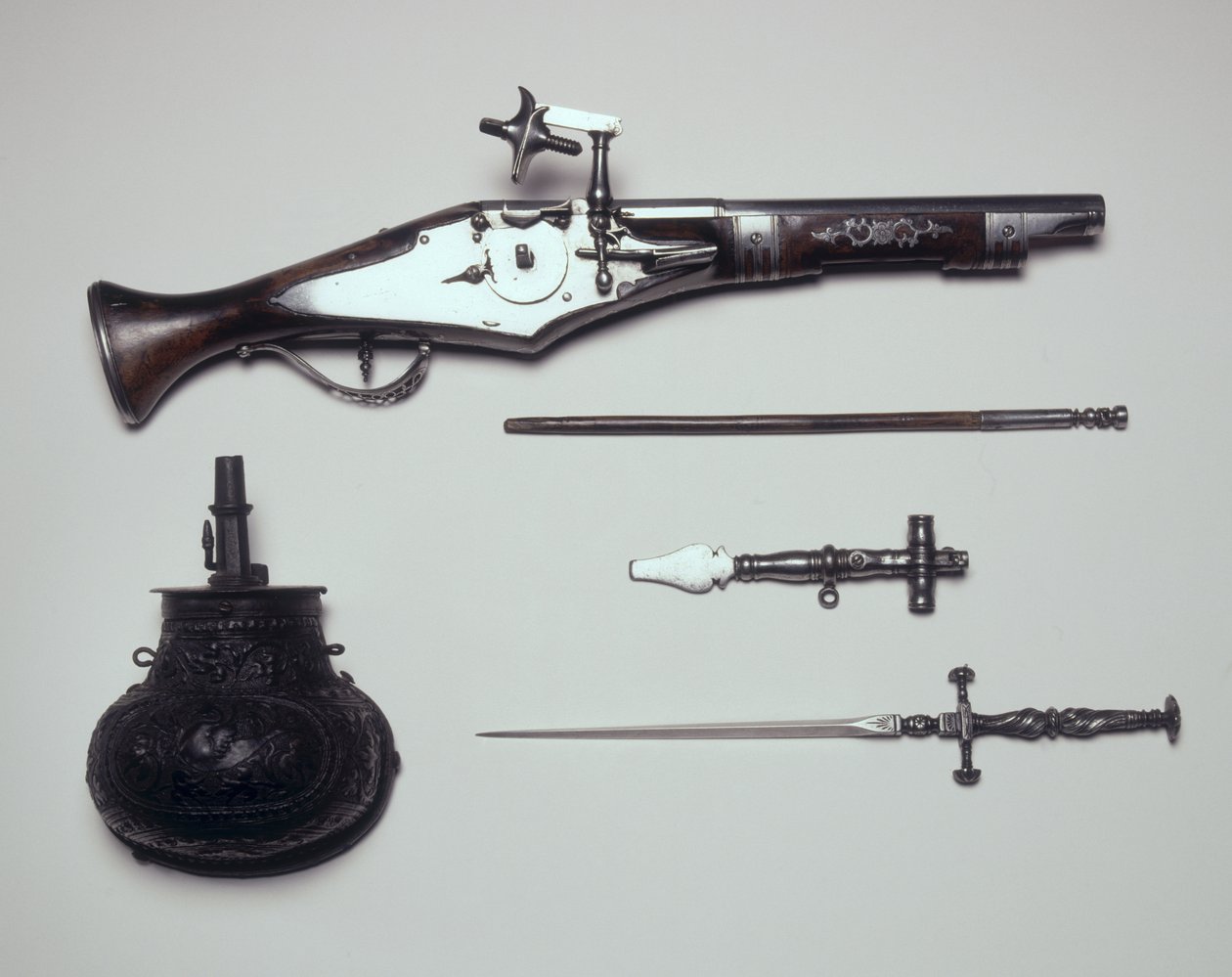 Gruppe von Waffen: Radschlosspistole, Wickelschlüssel, Pulverflasche und Stilett von Italian School