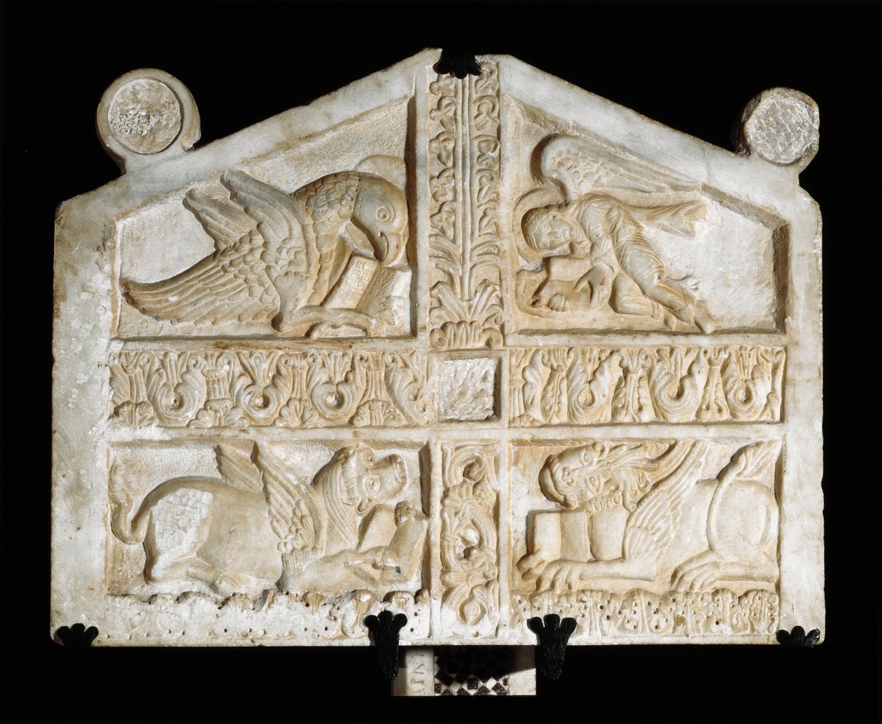 Marmorskulptur mit Symbolen der Evangelisten (Tetramorph) von Italian School