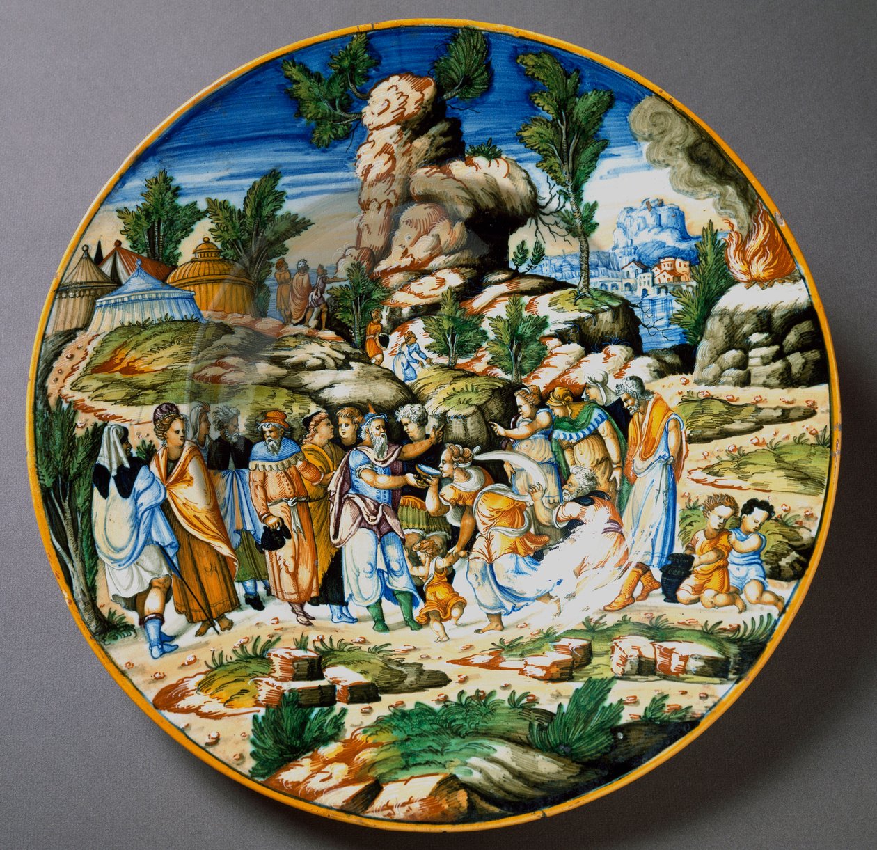Moses schlägt Wasser aus dem Felsen und gibt dem Volk Israel zu trinken. Keramikplatte, hergestellt in Urbino in der Werkstatt Fontana, Italien. Um 1560. Florenz, Museo Nazionale del Bargello von Italian School
