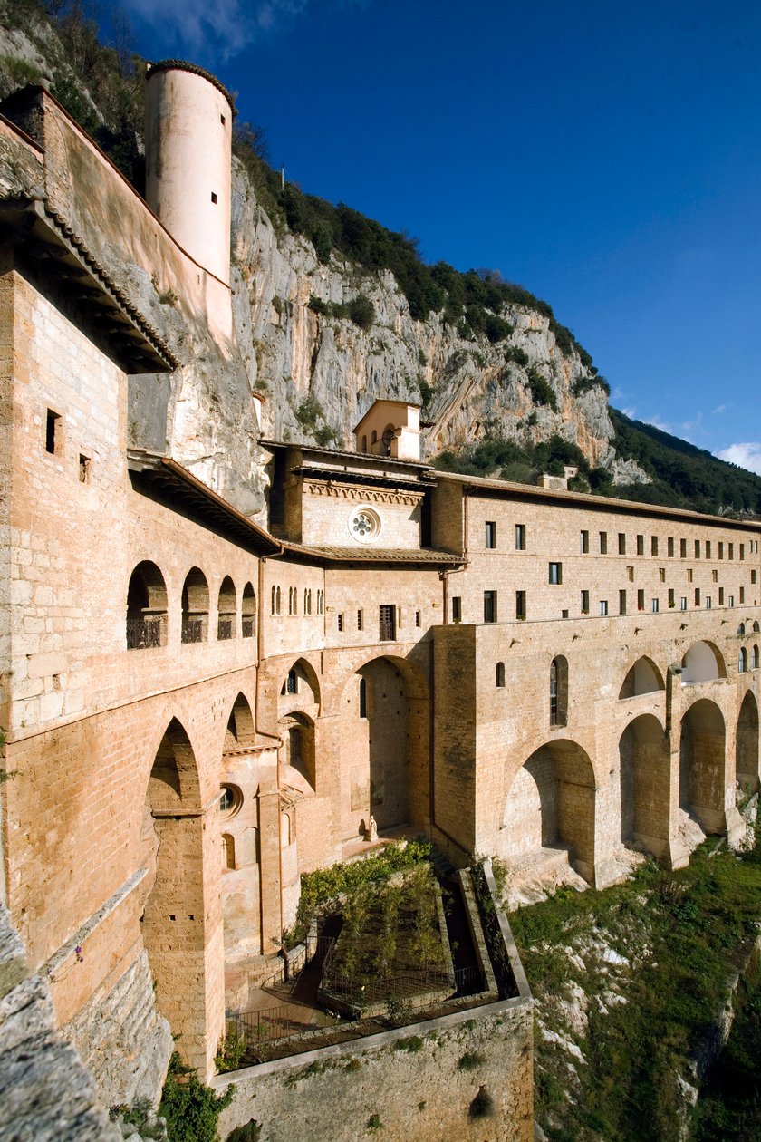 Ansicht des Klosters St. Benedetto (Sacro Speco) aus dem 12. Jahrhundert, Subiaco (Rom), Italien von Italian School