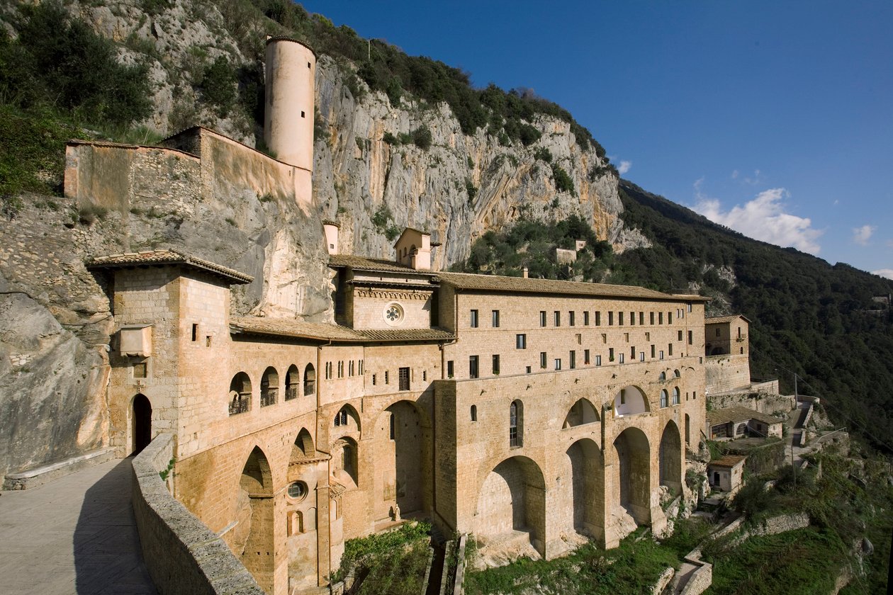 Ansicht des Klosters St. Benedetto (Sacro Speco), erbaut ab dem 12. Jahrhundert, Subiaco (Rom), Italien von Italian School