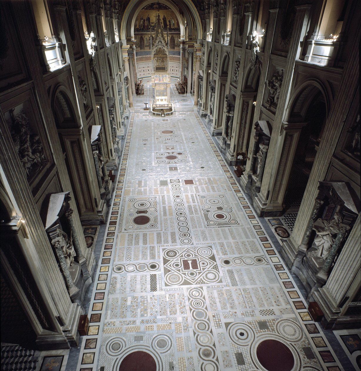 Blick auf das zentrale Kirchenschiff der Basilika St. Johannes im Lateran von Italian School