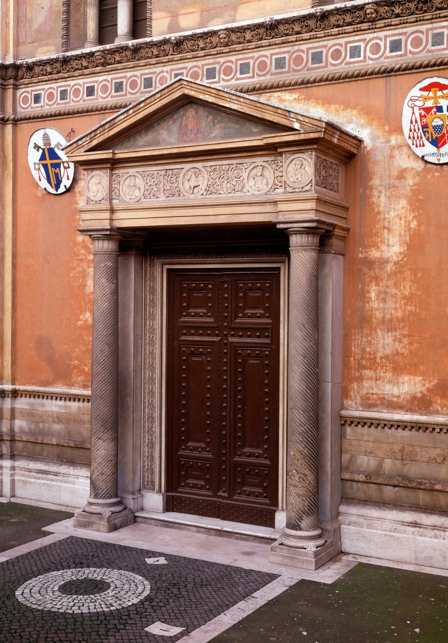 Ansicht der Vorhalle mit einem Marmorfries, der (von links nach rechts) Pastore (der erste Kirchenbesitzer), Pudenziana, Prassede und ihren Vater Pudens zeigt, in der Mitte das mystische Lamm von Italian School