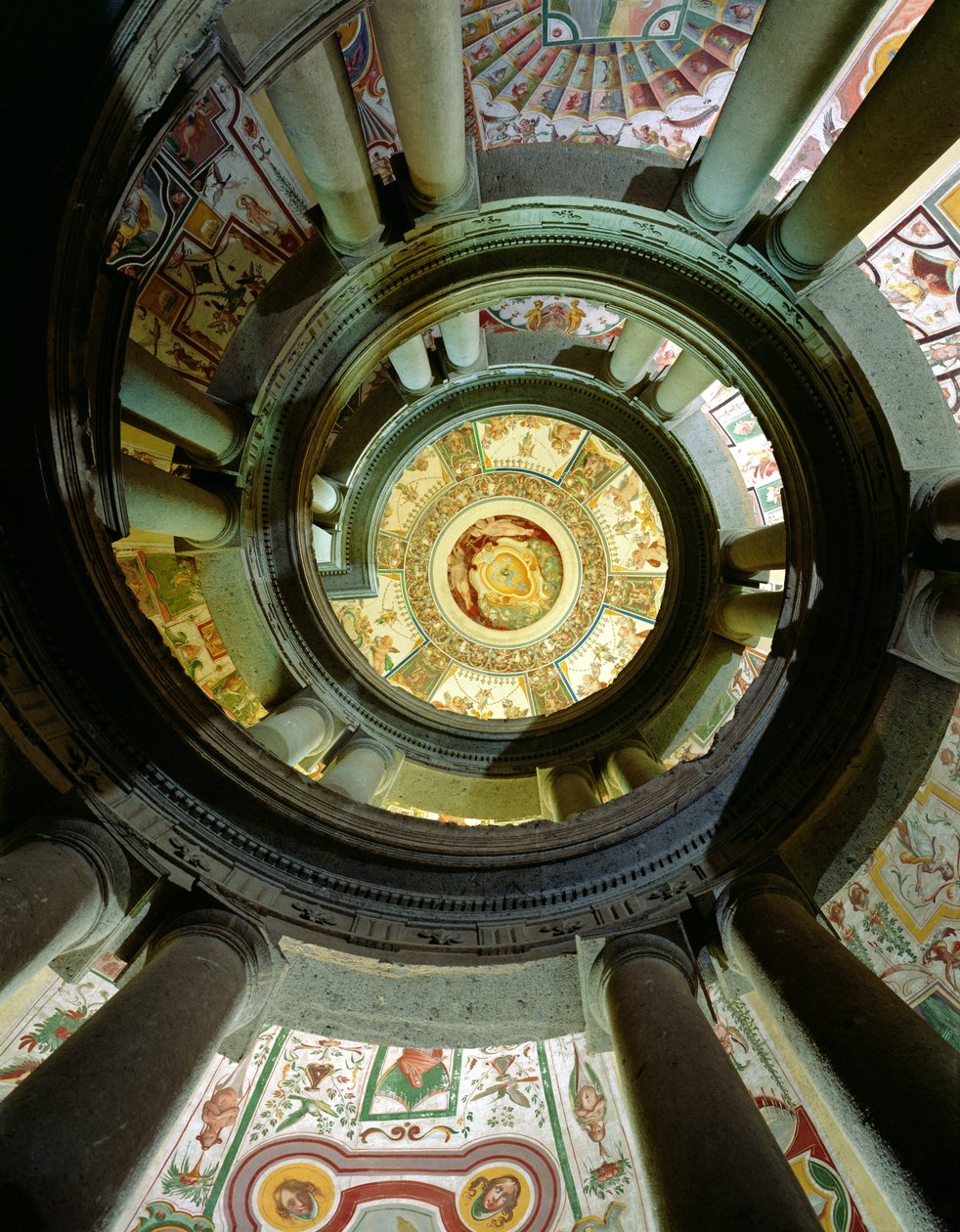 Ansicht der steinernen Wendeltreppe, die zur Decke hinaufblickt, entworfen von Jacopo Vignola (1505-73) und seinen Nachfolgern, 1557-83 von Italian School