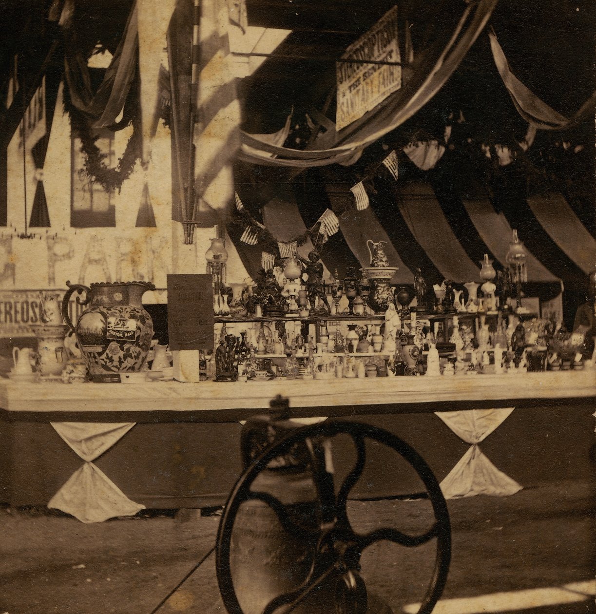 Halbansicht Stereograph eines Tisches mit verschiedenen Waren von J.A. Scholten