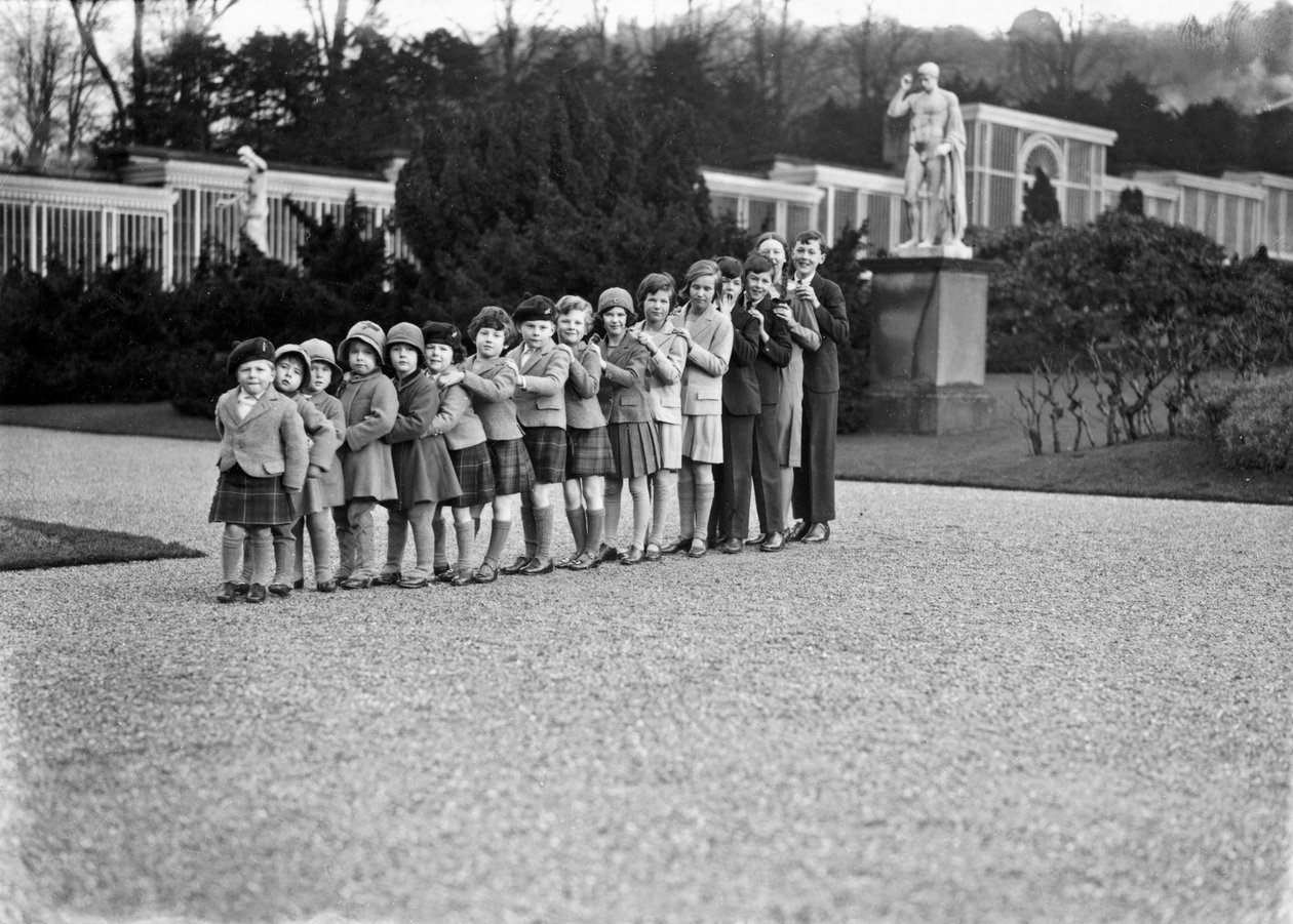 Cavendish-Familiengruppe von 16 Enkeln in den Gärten von Chatsworth, Derbyshire, 1930 von JR Board