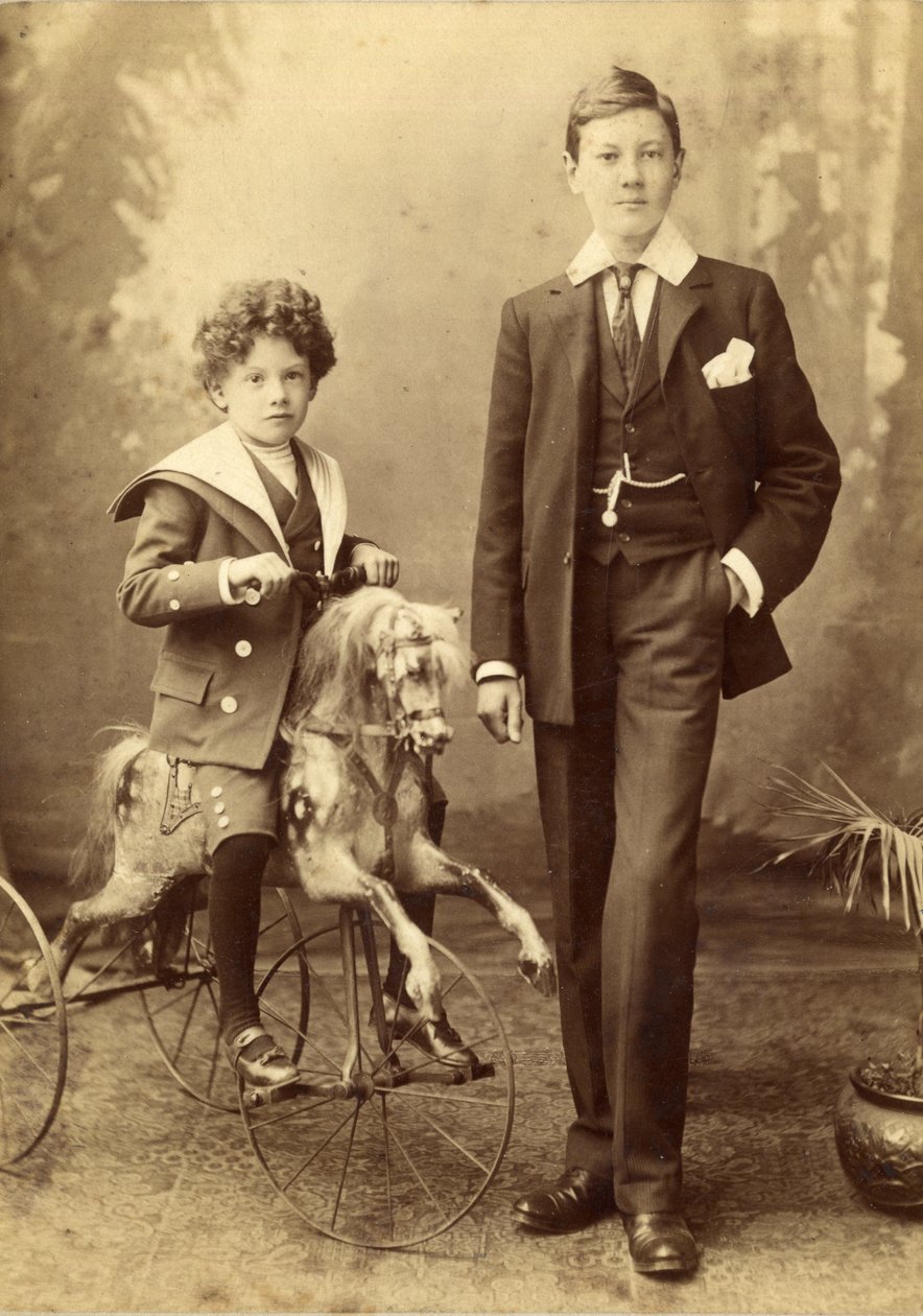 Junger Junge auf seinem Pferd als Dreirad, sein älterer Bruder daneben, 1880er Jahre von J. H. Killick