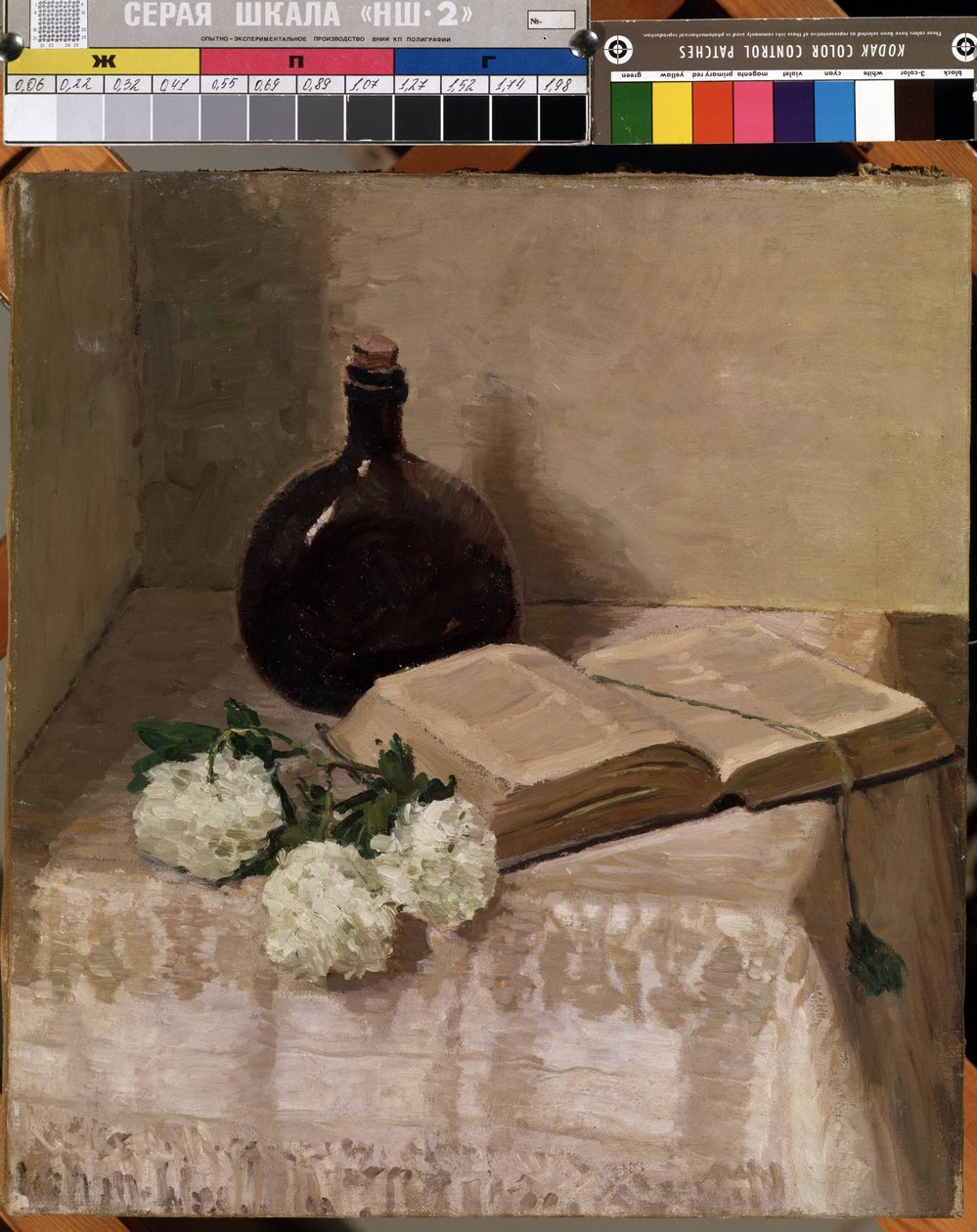 Stillleben mit Flakon, offenem Buch und weißen Blumen von J. Hansch