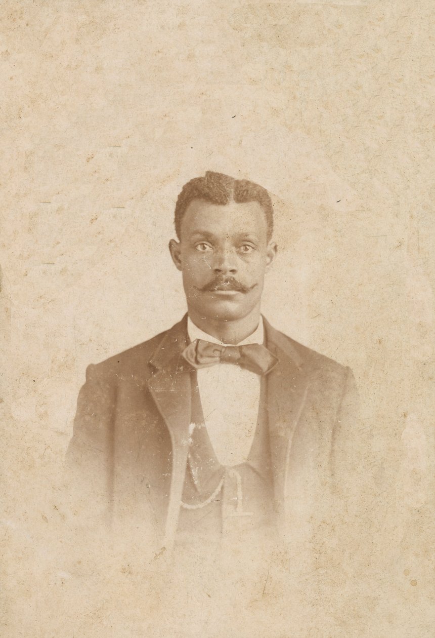 Fotografie eines Mannes im Anzug, Weste und Krawatte, 1880er - 1900 von J. W. Taylor