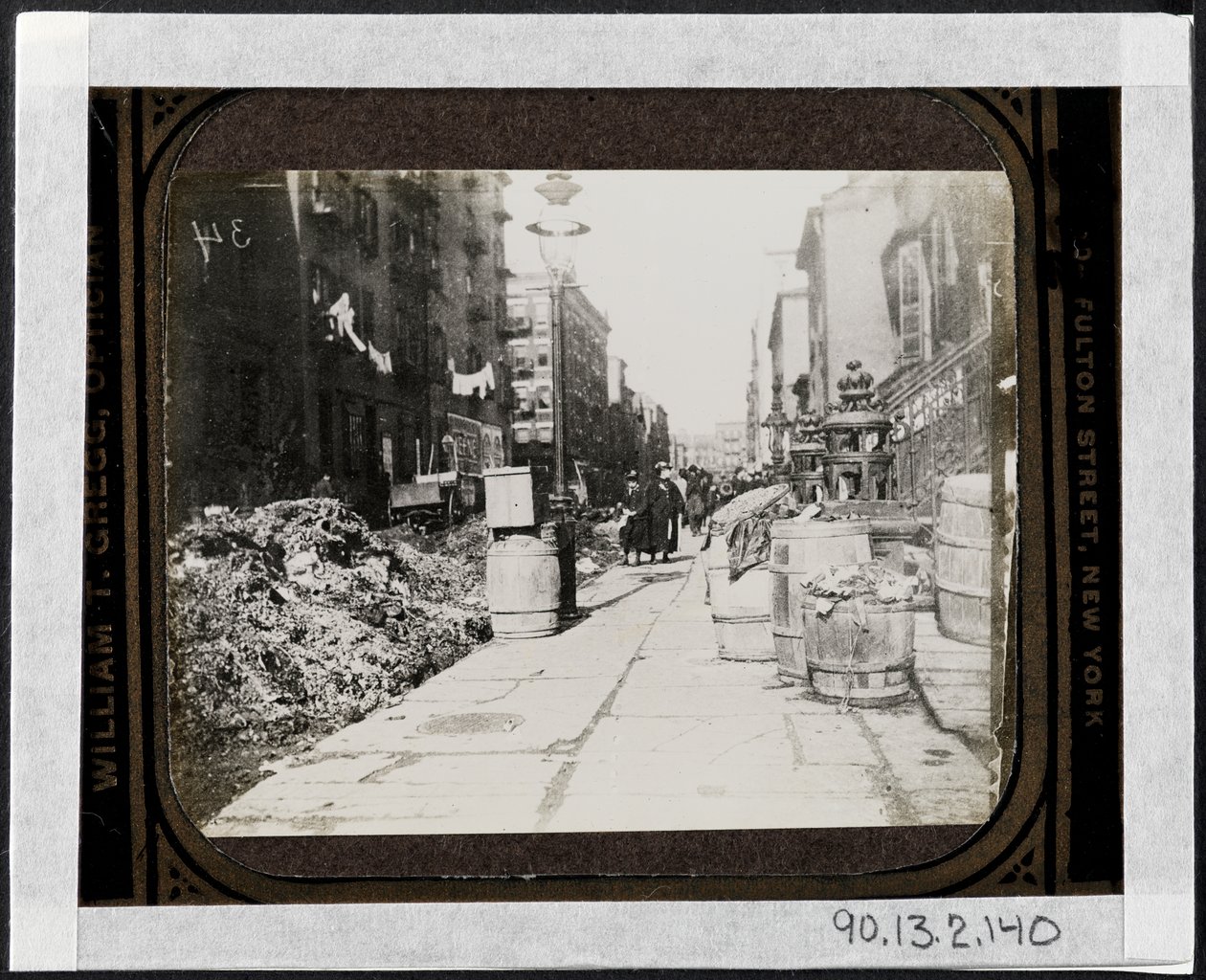 Straßenreinigung in der Tammany Street vor Warings Tag, vor 9 Varick Place, ca. 1890 von Jacob August Riis