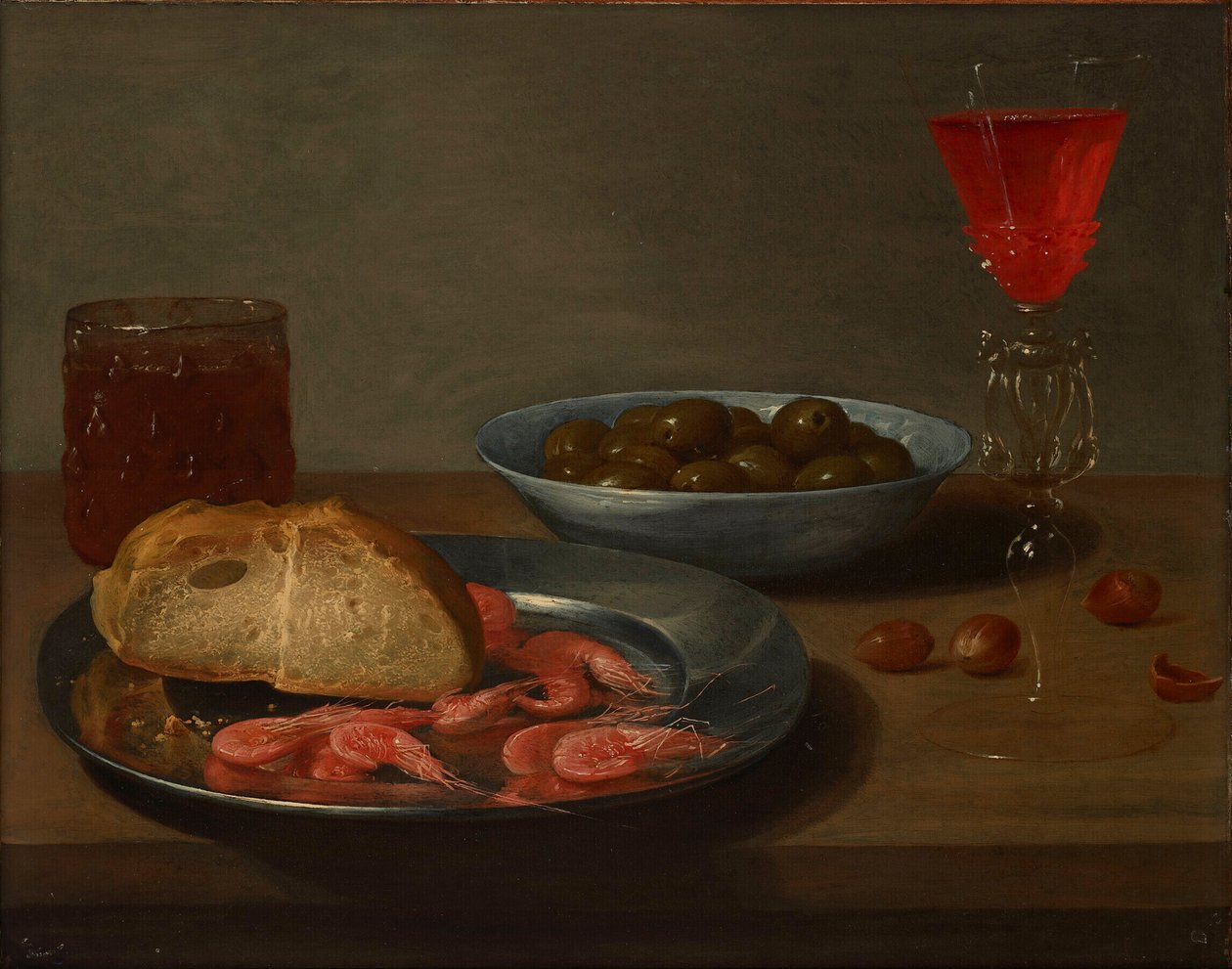 Ein Teller mit Garnelen und einem Brötchen, eine Schale mit Oliven, ein Façon de Venise, ein Glas Bier und Mandeln auf einem Tisch von Jacob Van Es
