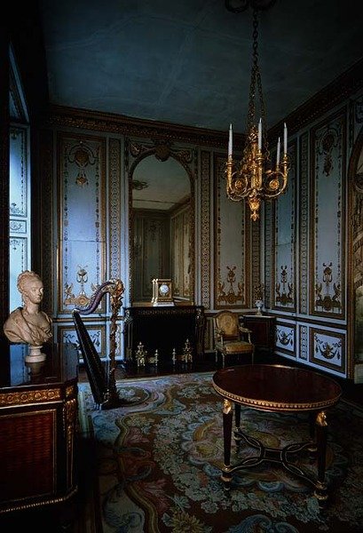 Das Kabinett Interieur de la Reine (Innenkammer der Königin) dekoriert mit weißen und goldenen Paneelen von Jacques Verberckt von Jacques Ange Gabriel