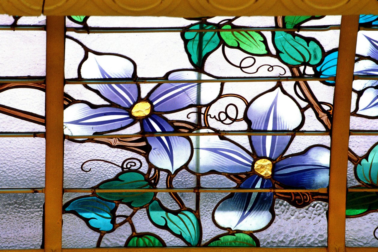 Nancy (Département 54), Jugendstil, „La verriere aux Clematites“ (1901) - Detail, Buntglas von Jacques Gruber (1870-1936), bei Credit Lyonnais, rue St Georges von Jacques Gruber