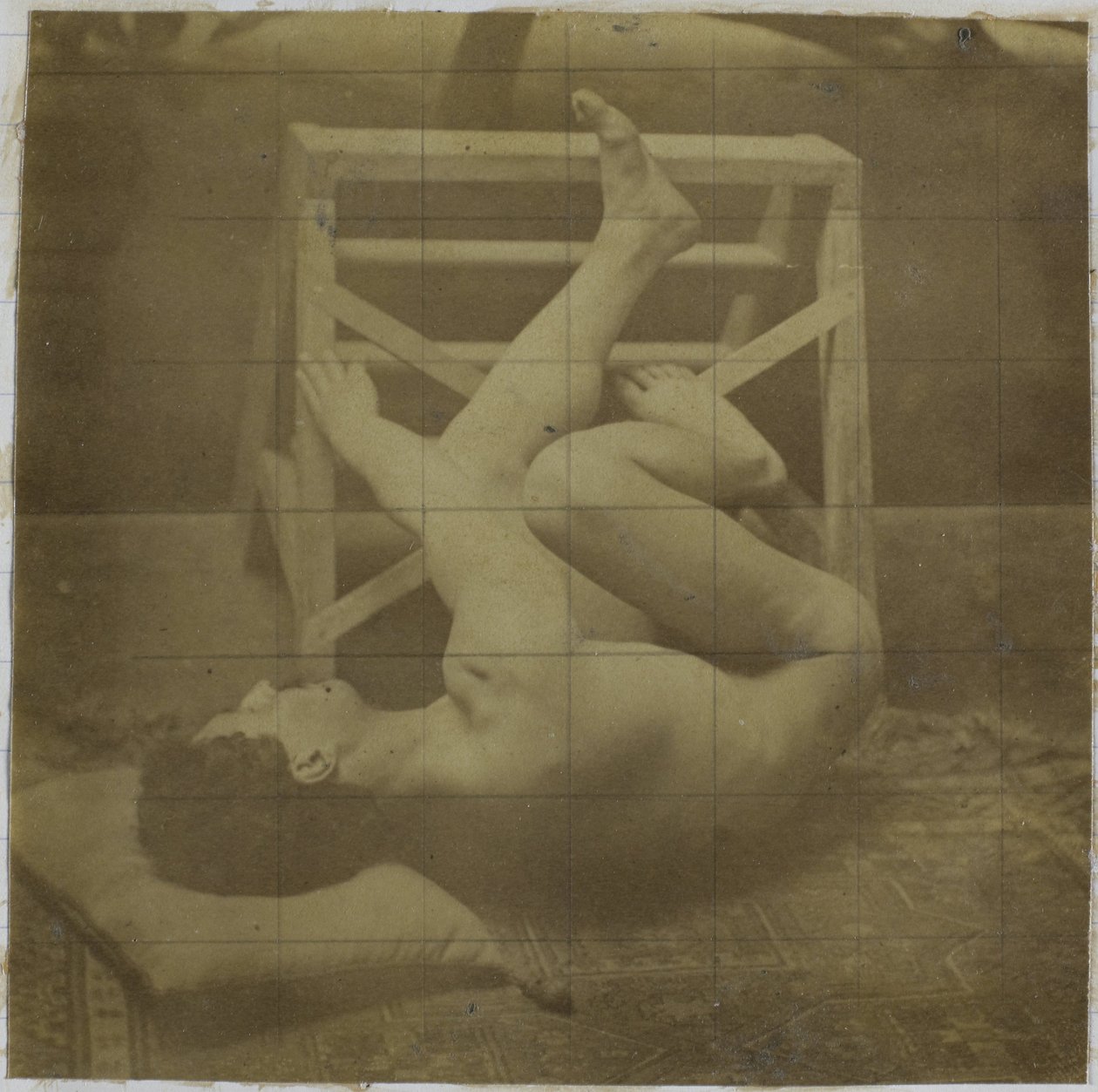 Studie eines männlichen Aktmodells, liegend mit Beinen gegen eine Stufe gestreckt, im Atelier von Jacques de Lalaing von Jacques Lalaing (attributed to)