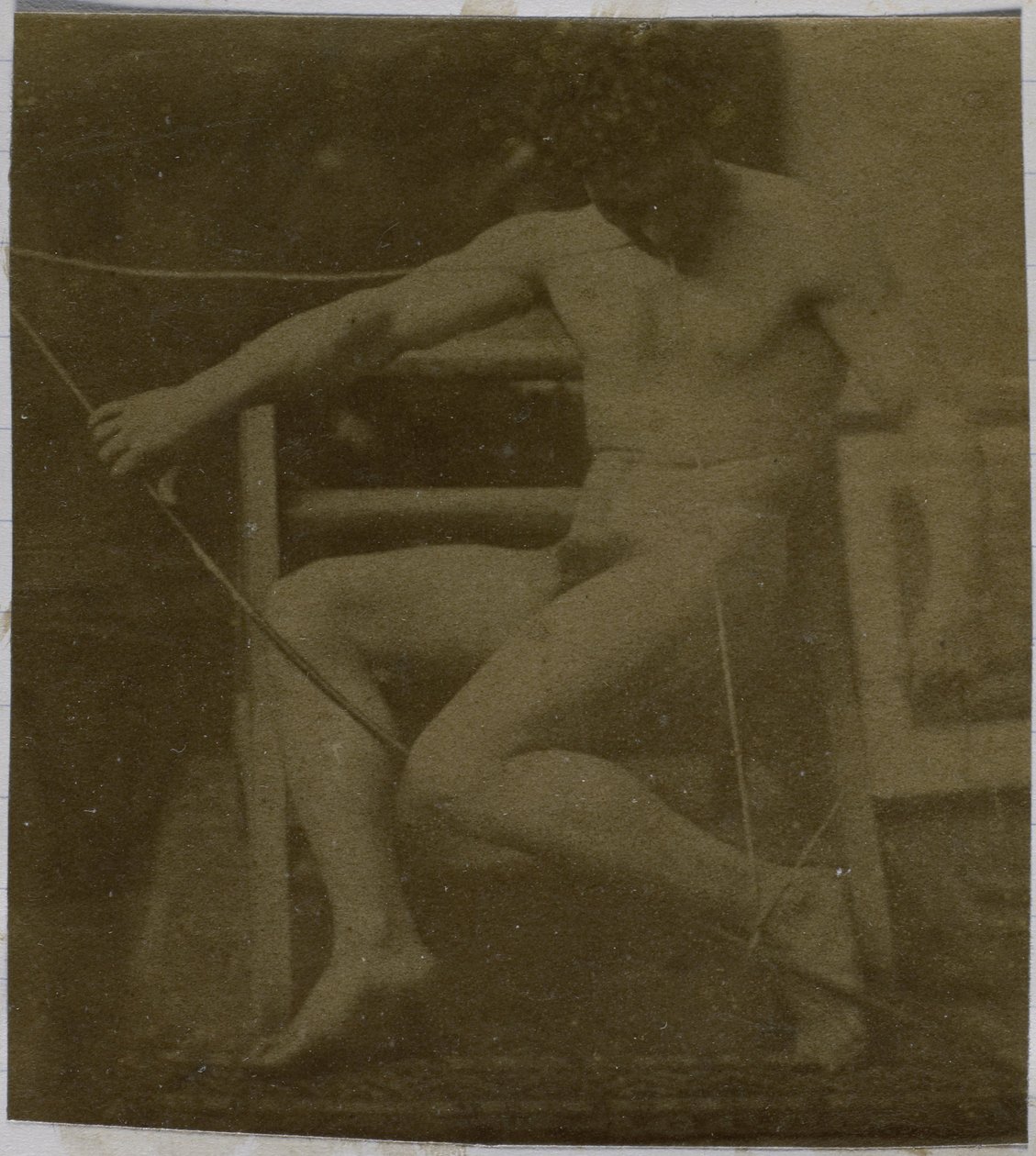 Studie eines männlichen Aktmodells, sitzend auf einer Treppe, von vorne gesehen mit Seil und Bogen auf dem Schoß, im Atelier von Jacques de Lalaing von Jacques Lalaing (attributed to)