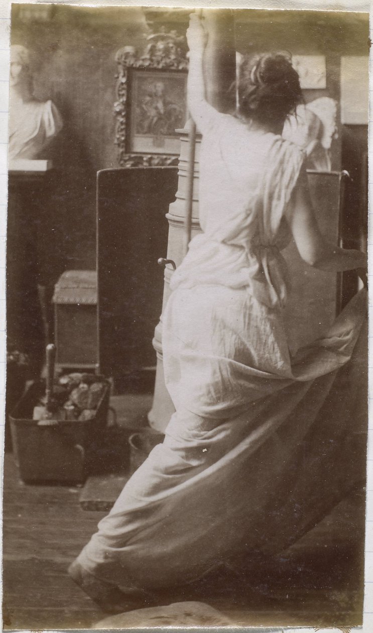 Studie eines weiblichen Modells in Draperie, von hinten gesehen, im Atelier von Jacques de Lalaing von Jacques Lalaing (attributed to)