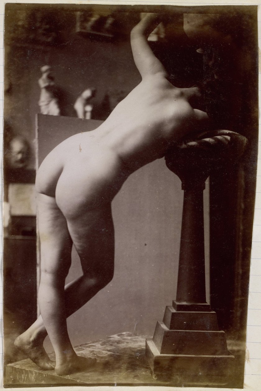 Studie eines weiblichen Aktmodells, von hinten gesehen, im Atelier von Jacques de Lalaing, Vorstudie für kreisförmigen Brunnen von Jacques Lalaing (attributed to)