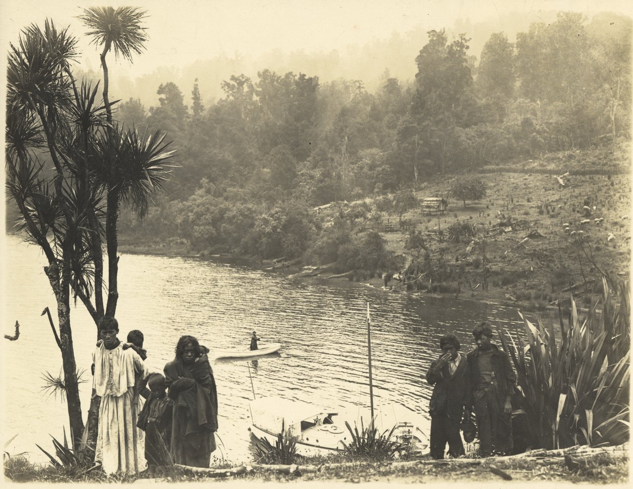 Lake Waikaremoana, 1908 von James McDonald