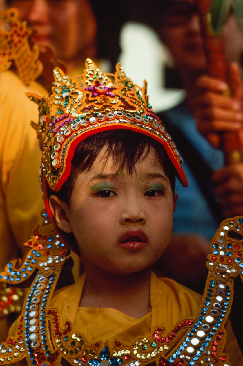 Ein junger Gläubiger beim Tabaung-Festival. Shwe-Dagon-Pagode, Rangun, Burma. von James L Stanfield
